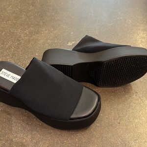 COPY - STEVE MADDEN “SLINKY30” BLACK SANDAL. BRAND NEW. SIZE 6.0